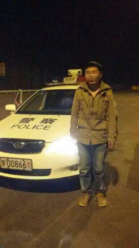男子被父親拋棄后，在高速交警的幫助下才得以回家。