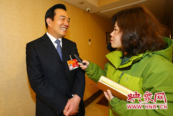 全國(guó)人大代表、省人大常委會(huì)委員、鄭州市人大常委會(huì)主任、黨組書(shū)記白紅戰(zhàn)接受采訪(fǎng)。