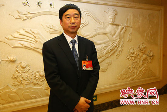 全國(guó)人大代表、信陽(yáng)市委副書(shū)記、市長(zhǎng)喬新江表示，信陽(yáng)明港機(jī)場(chǎng)將成為鄭州航空港區(qū)有效補(bǔ)充。