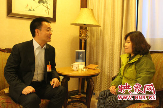裴春亮正在接受映象網(wǎng)新聞頻道主編李婷采訪