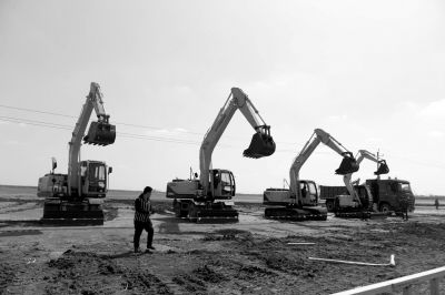 　北京現(xiàn)代滄州工廠開工儀式上，多臺(tái)挖掘機(jī)齊鳴。京華時(shí)報(bào)記者譚青攝