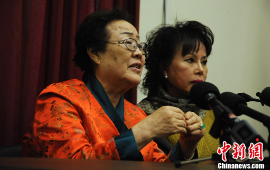 圖為慰安婦受害者李容洙（Lee Yong Soo。圖左）發(fā)表講話，要求安倍正式道歉。