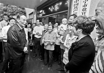 5月8日，王岐山與海寧市鹽官鎮(zhèn)桃園村黨委班子成員、老黨員和群眾親切交流供圖/新華社