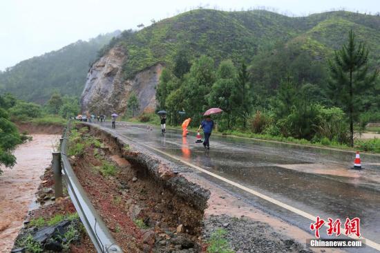 圖為5月19日，江西贛州石城縣珠坑鄉(xiāng)塘臺(tái)村通往福建寧化縣的公路出現(xiàn)塌方。陳小強(qiáng) 攝