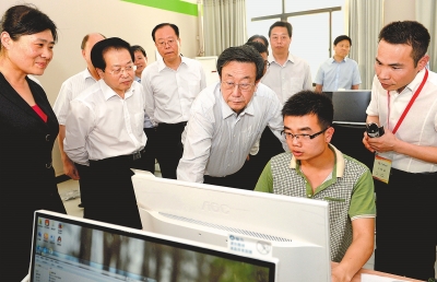 　　5月22日，省委書記、省人大常委會主任郭庚茂在河南網(wǎng)商園調(diào)研。記者杜小偉攝