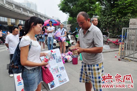 一名市民在買水。