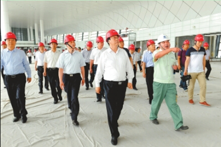 8月31日上午，郭庚茂謝伏瞻等察看鄭州機(jī)場(chǎng)二期工程建設(shè)情況。