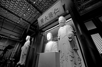     北齊石佛像和菩薩像。京華時(shí)報(bào)記者 王海欣 攝