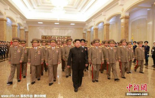 資料圖：朝鮮最高領(lǐng)導(dǎo)人金正恩此前參謁錦繡山太陽(yáng)宮的情景。