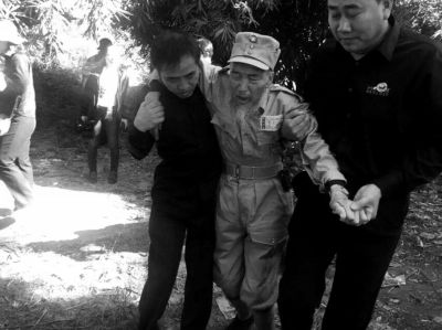 89歲老兵繆焜得知不能接到遺骸后嚎啕大哭。組織方供圖