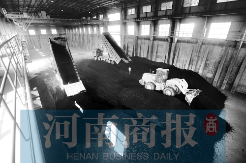大量煤炭運(yùn)往南區(qū)供熱站，為今冬供暖做準(zhǔn)備 河南商報(bào)記者 鄧萬(wàn)里/攝