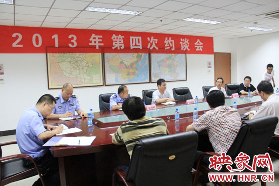 7月4日，河南省公安廳高速交警總隊(duì)聯(lián)合有關(guān)部門(mén)，對(duì)9家多次違法的企業(yè)所屬車(chē)輛嚴(yán)重違法情況進(jìn)行通報(bào)。