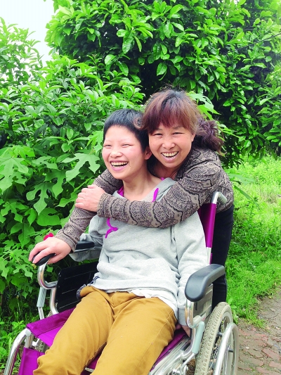 黃揚(yáng)和母親許秀梅在陽光下好開心。（黃珊攝）