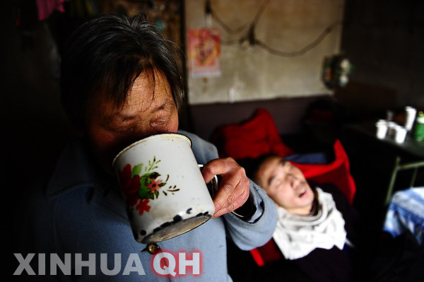 3月29日，楊林睡著了，母親邵秀景喝上一口水。