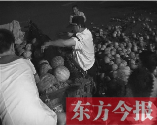 昨日凌晨，鄭州街頭，眾多愛心市民幫瓜農(nóng)撿拾西瓜