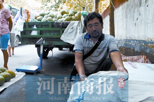 錢包就裝在這個編織袋里，枕在老陳頭下，沒想到還是被偷走了 實習生 唐韜/攝