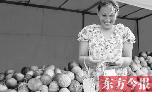 昨日，開封瓜農(nóng)史瑩瑩幸福地數(shù)著賣瓜錢