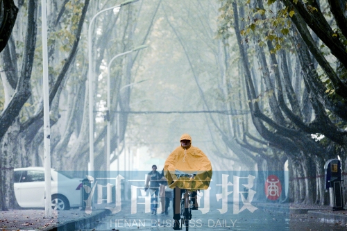 一場(chǎng)雨也沒能將鄭州從空氣污染中解救出來 河南商報(bào)記者 張郁/攝