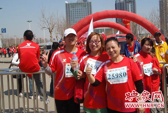 2010年，劉小琴（中）組織殘疾人朋友第一次參加鄭開馬拉松賽。