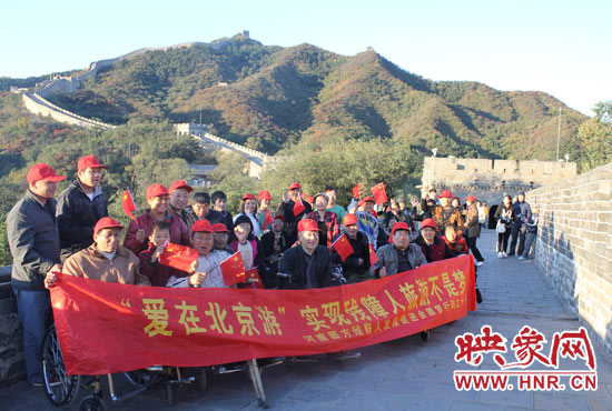 旅游對(duì)于殘疾人朋友來(lái)說(shuō)比正常人要困難許多，2011年，劉小琴帶領(lǐng)殘障朋友登上了長(zhǎng)城。
