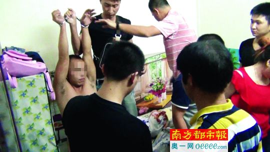 警方破門抓捕時(shí)，販毒嫌疑人未某洪正躺在床上吸毒、嫖娼。
