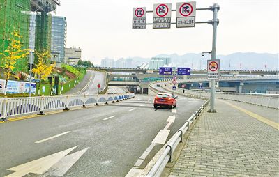 12月18日，本報(bào)記者駕車經(jīng)過江北嘴千廝門大橋匝道附近道路和財(cái)信廣場(chǎng)旁支路體驗(yàn)時(shí)，收音機(jī)里能聽到神秘的路況提示音。本報(bào)記者