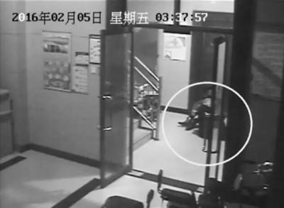 小區(qū)監(jiān)控視頻截圖，兩人一坐一跪竟聊了十多分鐘。