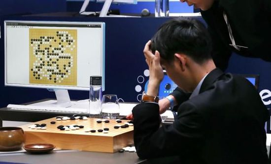 復(fù)盤階段李世石也在不停撓頭。