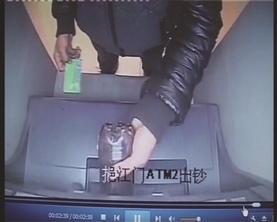 男子將可樂(lè)倒進(jìn)取款機(jī)。