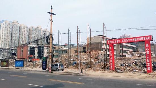 015年5月31日，在社區(qū)干部的帶頭拆遷下，親賢社區(qū)的“城中村改造”拉開帷幕。由于前期“清產(chǎn)核資”及補償標(biāo)準(zhǔn)等因素，拆遷改造工作推進并不順利。圖為位于體育西路東側(cè)集體所有的商鋪率先被拆遷完畢，用于遮擋的圍擋正在施工中。（拍攝：2015年9月16日）