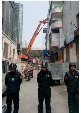 根據(jù)《太原市和小 店區(qū)平陽路街道親賢城中村改造拆遷安置補償方案》，結(jié)合親賢實際，親賢社區(qū)補償安置采取“商業(yè)用房安置+小戶型公寓住宅安置+貨幣補償”的方式，其中每分 （0.1 畝）置換商業(yè)用房50平方米+小戶型公寓住宅80平方米+貨幣補償20萬元人民幣。（拍攝：2015年9月17日）