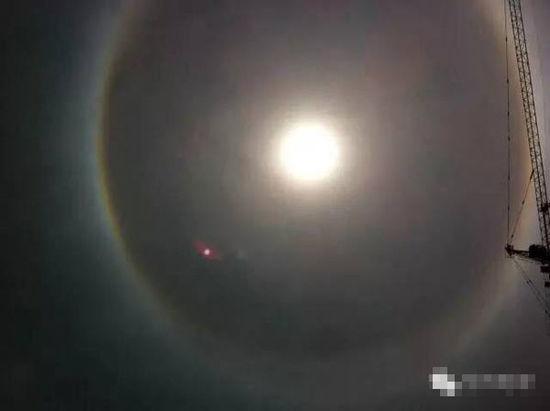 上?，F(xiàn)UFO 專家稱光圈是日暈亮點(diǎn)或是飛行器(圖)