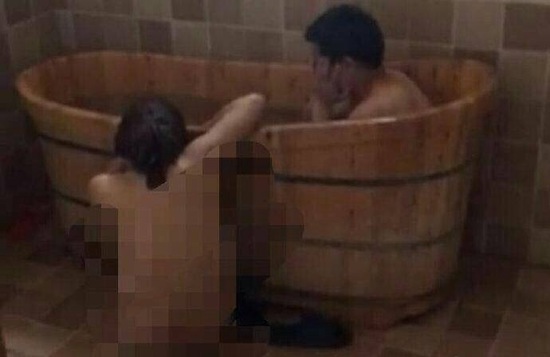 視頻顯示，一男一女赤身裸體地在浴盆中洗澡。