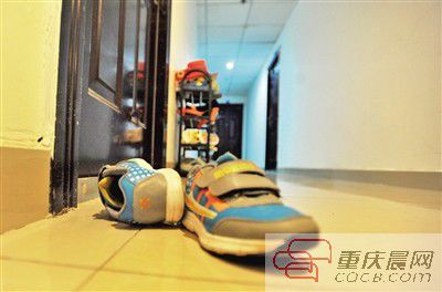 出事小孩的鞋子凌亂地擺放在自家門前。
