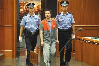 昨天上午，強(qiáng)奸幼女的楊某被帶進(jìn)法庭聽(tīng)候?qū)ψ约旱慕K審判決。通訊員 李佳 攝