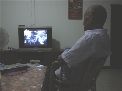昨日，古藺，69歲的楊正元獨(dú)自在家看電視