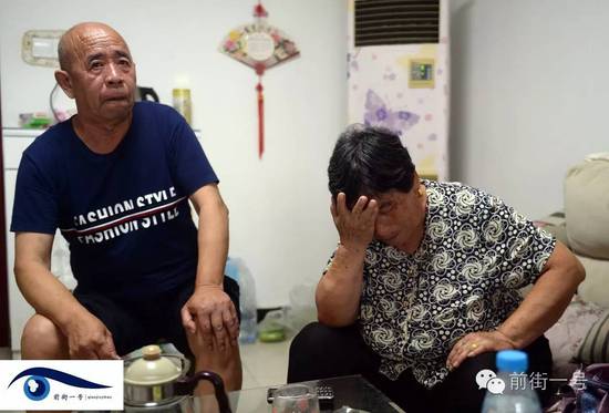 李亞榮的公婆談及李亞榮時(shí)淚流不止。