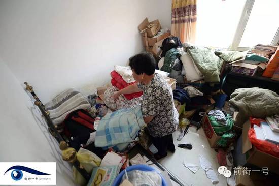 李亞榮的婆婆在收拾房間。