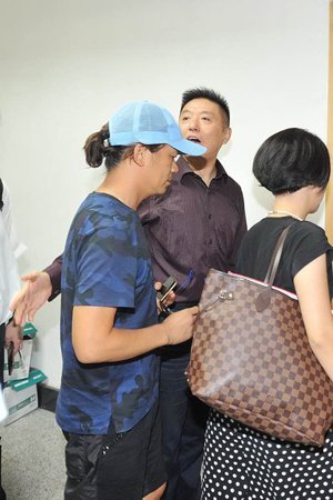 新京報(bào)快訊(記者劉洋)今天上午9時(shí)許，王寶強(qiáng)在律師張起淮的陪同下到北京朝陽(yáng)法院，起訴離婚并交納訴訟費(fèi)。王寶強(qiáng)方預(yù)估財(cái)產(chǎn)總額至少在1個(gè)億，法院遂按照1億元暫計(jì)財(cái)產(chǎn)價(jià)值，依據(jù)《訴訟費(fèi)交納辦法》收取了訴訟費(fèi)24.9575萬(wàn)元。