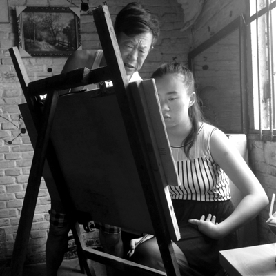 　女兒畫(huà)畫(huà)，父親在一旁指導(dǎo)