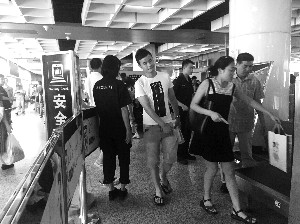 南京地鐵新街口站，大多數(shù)市民自覺配合安檢
