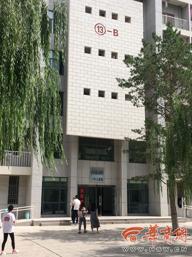 8月30日，榆林學院有學生發(fā)微博對女生宿舍樓住進男生提出質疑。9月3日，學校宣傳部門回應，女生宿舍樓里確實住著3名男研究生，但該樓的格局是套間，跟單元房一樣是獨立的，大學應有包容的精神。