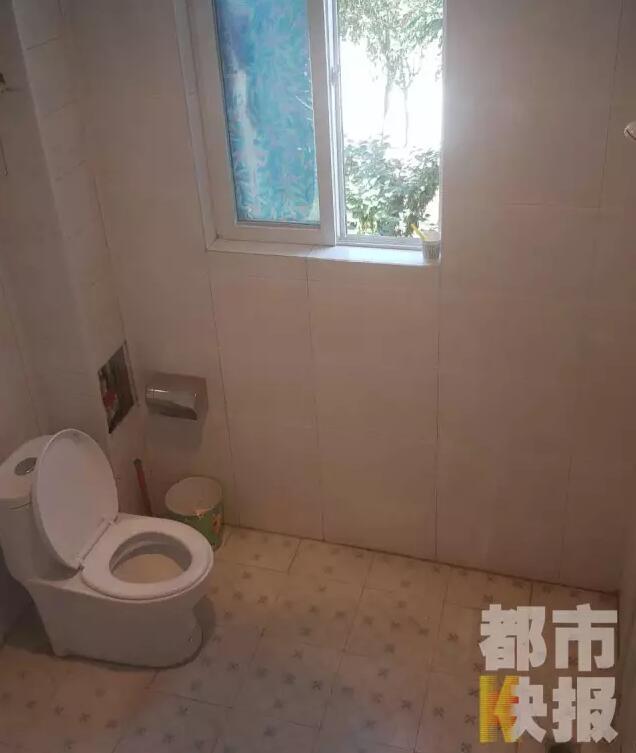 西安市戶縣草堂鎮(zhèn)的李家?guī)r村，有多戶人家經(jīng)營著農(nóng)家樂，但昨晚發(fā)生的這件事情打破了這里的寧靜。村民：“縣上的、鎮(zhèn)上的警察，還有村干部好多人在那兒，說是女的在衛(wèi)生間生產(chǎn)，把娃從窗子扔下來?！鞭r(nóng)家樂員工：“(聽說)直接從二樓扔下來了，呀，太殘忍了?！弊蛲淼氖拢芏嗳私裨绮怕犝f，震驚之余更感到惋惜。記者今天在高冠西五巷口找到了大家所說的農(nóng)家樂，一夜過去了，作為和那名女顧客有過交集的老板娘，心情仍然很沉重。