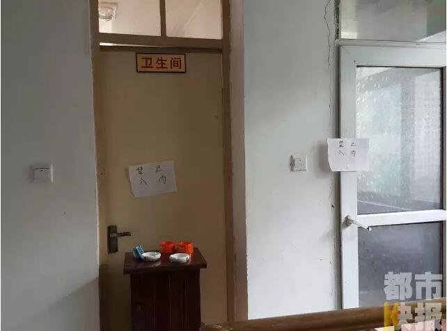 當馮女士走出大門，繞到院子的側面時，衛(wèi)生間窗戶下方草叢中的一幕，讓她驚出了一身冷汗。農(nóng)家樂老板娘馮女士：“就是孩子，旁邊帶著胎盤?！弊蛲硎稽c半事發(fā)后，馮女士報了警，很不幸，男嬰已經(jīng)死亡。涉及的兩個房間，暫時被封鎖，里面已經(jīng)清理干凈。隨后記者也從轄區(qū)草堂派出所了解到，這兩男一女三人是朋友關系，女子的年齡大概是二十二三歲。該女子事發(fā)后被送往醫(yī)院，同行的兩名男子當時被警方帶去派出所接受了筆錄調查后，已經(jīng)離開了派出所。