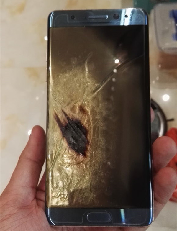 此外，該用戶還曬出了此前收到手機時在發(fā)在朋友圈的開箱圖，這款珊瑚藍版Note7是在9月2日左右拿到貨，從三星官網(wǎng)查詢這臺機器的IMEI號碼可知，該機的意外損壞保險服務(wù)開始時間為9月3號，并非三星官方召回的1858臺測試體驗機。