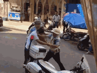 嫌疑男子涉嫌無證駕駛摩托車，且車輛違規(guī)加裝遮陽傘并在行駛時(shí)不戴安全頭盔，辱罵毆打執(zhí)法交警。 本文圖片均來自 廣西梧州在線警務(wù)