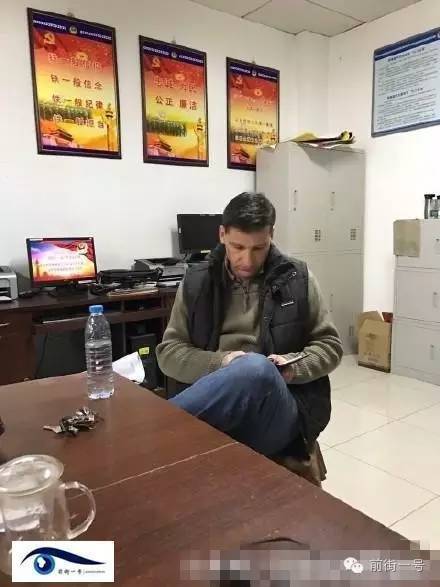 該外籍男子在派出所接受詢問(wèn)。（網(wǎng)友供圖）