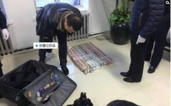 京華時報訊昨天凌晨1點左右，黑龍江省密山市一銀行金庫發(fā)生搶劫案。一名身穿迷彩服男子準備劫取現金時被發(fā)現，致一名金庫值守人員死亡，隨后棄款而逃。目前，該男子尚未歸案，案件正在全力偵辦中。