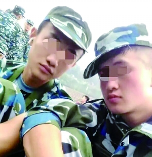 入學軍訓時，滕某（左）和蘆海清的合影