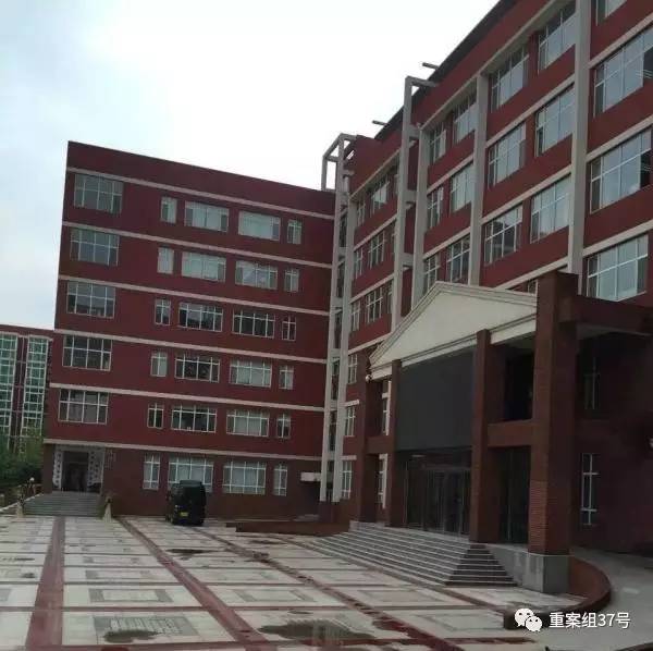 17歲高中男生教室里掐死女同學(xué)，被訴故意殺人和強(qiáng)奸